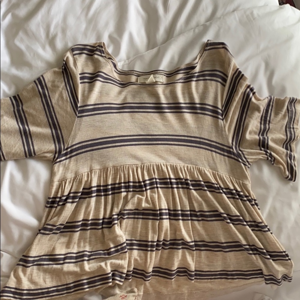 Short sleeve shirt that flows at the bottom